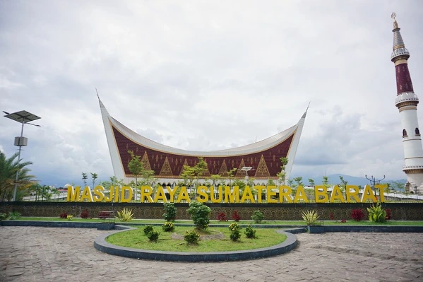 Sumatera Barat destinasi wisata halal di Indonesia - CIMB Niaga
