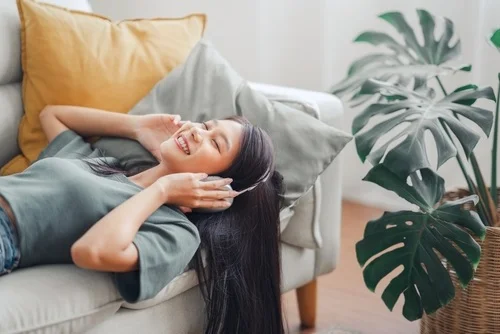 melakukan kegiatan yang disukai sebagai bentuk self reward - CIMB Niaga