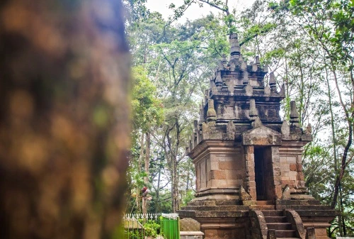 Tempat wisata garut candi cangkuang - CIMB Niaga