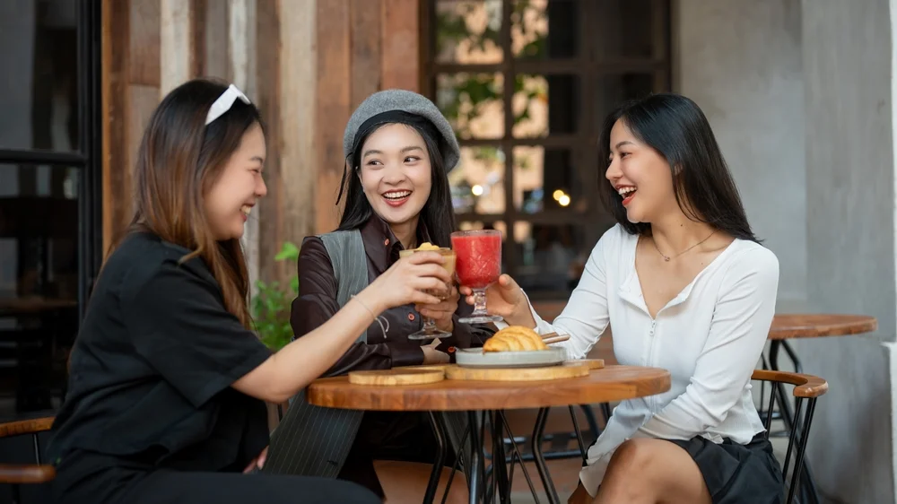 cara menjaga kesehatan mental dengan berinteraksi - CIMB Niaga