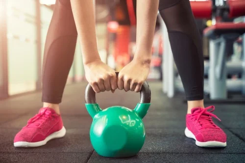 Kettlebell alat olahraga di rumah - CIMB Niaga