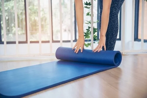 Matras yoga alat olahraga di rumah - CIMB Niaga