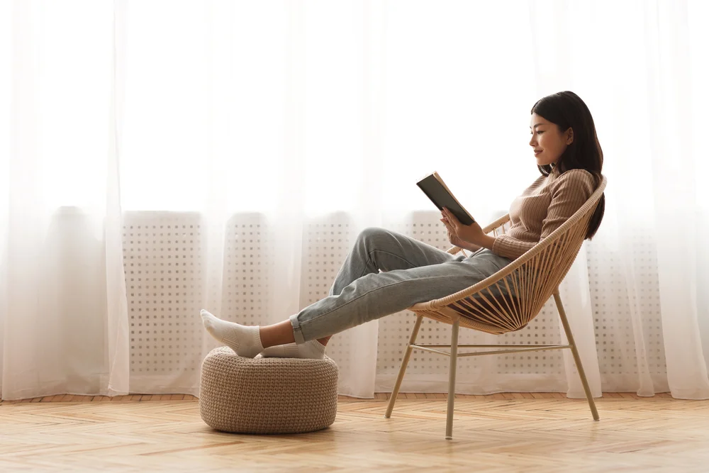 membaca buku ide aktivitas me time - CIMB Niaga