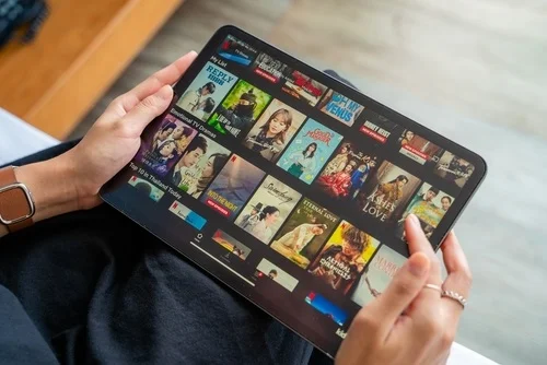 Menonton film sebagai bentuk self reward - CIMB Niaga