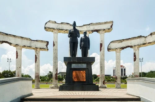 Wisata Surabaya Monumen Tugu Pahlawan - CIMB Niaga