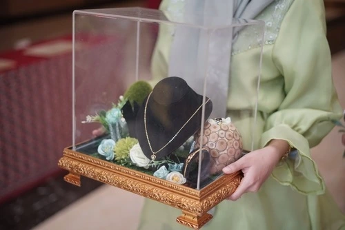 perhiasan sebagai salah satu seserahan Pernikahan - CIMB Niaga