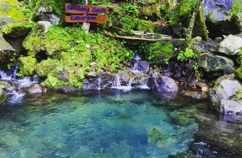 Sendang Geulis Kahuripan tempat healing di bandung - CIMB Niaga