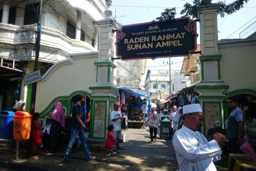 Ziarah wali songo makam sunan ampel - CIMB Niaga