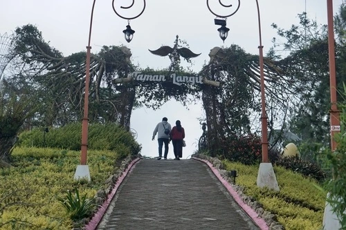 Wisata Batu Taman Langit Gunung Banyak - CIMB Niaga