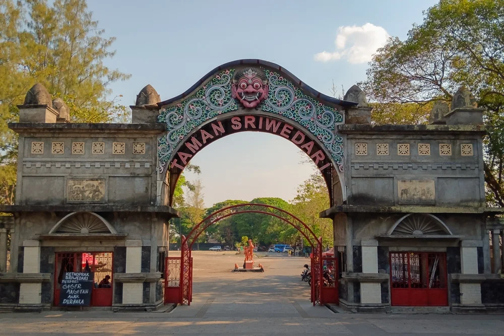 tempat wisata di Solo taman sriwedari - CIMB Niaga