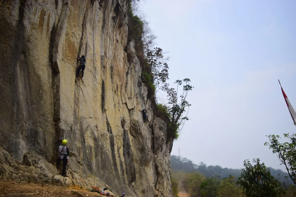 Tebing Gunung Hawu tempat healing di bandung - CIMB Niaga