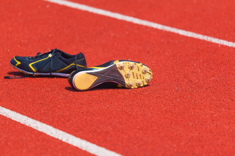 rekomendasi sepatu lari track and field spikes - CIMB Niaga